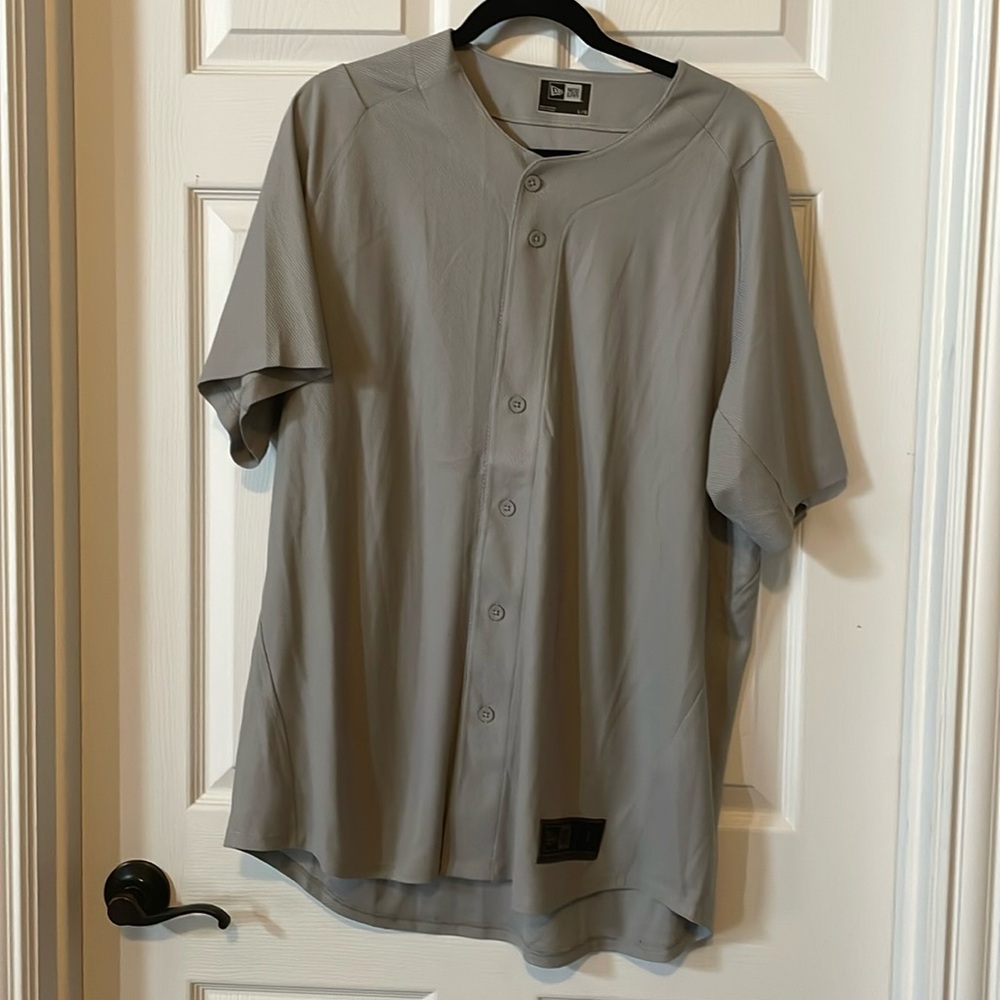 New Era jersey, gray size large, great condition